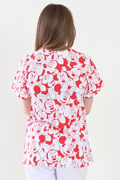 ModaCanel سترة علوية من الجيرسيه الطبية منقوشة باللون الأحمر ميكي للنساء برقبة على شكل حرف V