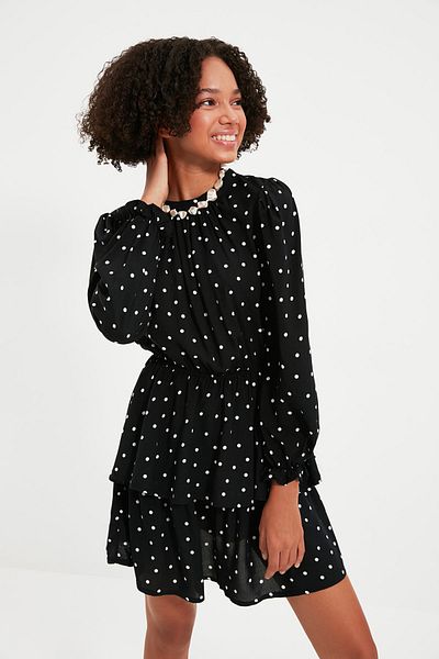 Trendyol Collection Černé puntíkované mini tkané šaty se zapínáním v pase s výstřihem a výstřihem TWOAW22EL0126