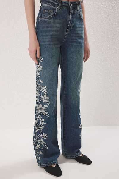 Trendyol Collection Сині вишиті джинси з високою талією та широкими штанинами TWOSS25JE00265