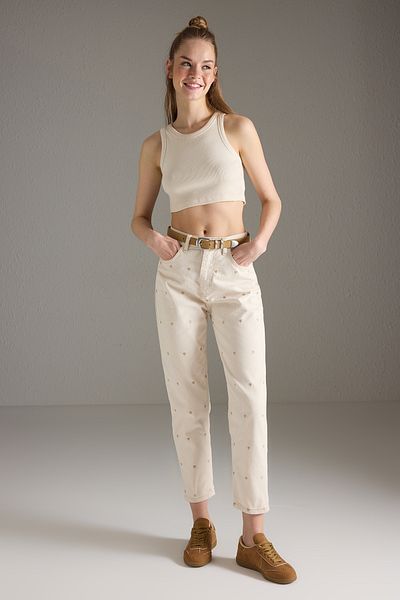 Trendyol Collection Бежови дънки Mom с висока талия и бродирани сърца TWOSS25JE00269