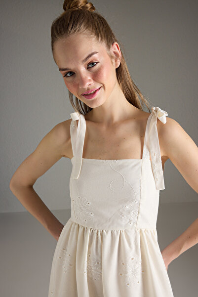 Trendyol Collection Біла ткана сукня максі з вишивкою вільного крою TWOSS25EL00585