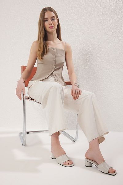 TRENDYOL SHOES Жіночі капці з квадратним носком на підборах TAKSS25TO00064