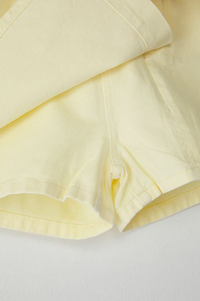 Trendyol Collection Τζιν σορτς με κίτρινο κουμπί με λεπτομέρεια TWOSS22SR0448