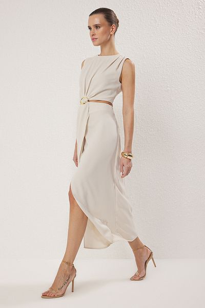 Trendyol Collection Beigefarbenes Maxikleid aus gewebtem Krepp mit A-Linien-Ausschnitt und Accessoire-Detail TWOSS25EL00017