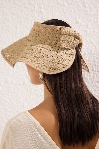 Trendyol Collection Beigefarbener Stroh-Strandhut mit Schleife TBESS25SP00002