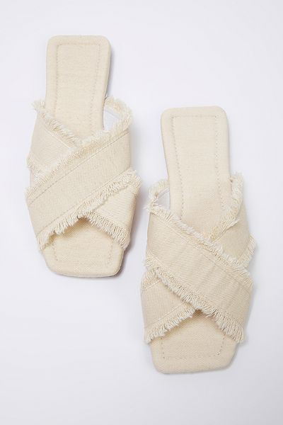 TRENDYOL SHOES Papuci de damă cu bretele încrucișate din denim cu ciucuri ecru TAKSS25TE00043