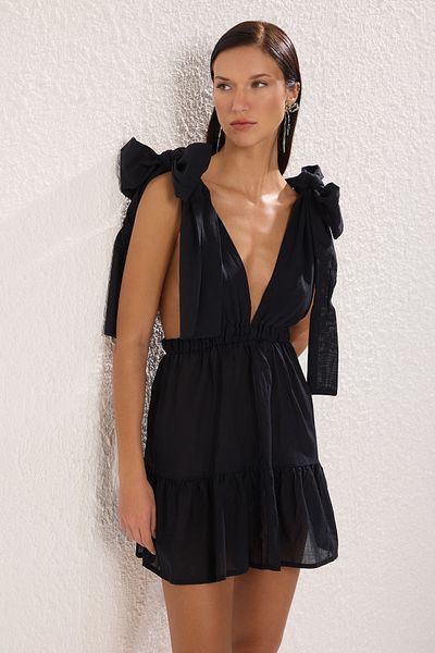 Trendyol Collection Schwarzes Mini-Strandkleid aus 100 % Baumwolle mit gewebten Bändern TBESS25EL00101