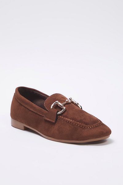 TRENDYOL SHOES Dunkelbraune Wildleder-Accessoire-detaillierte Damen-Loafer-Schuhe TAKSS25LA00000