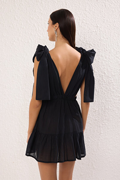 Trendyol Collection Černé mini tkané plážové šaty se zavazováním ze 100% bavlny TBESS25EL00101