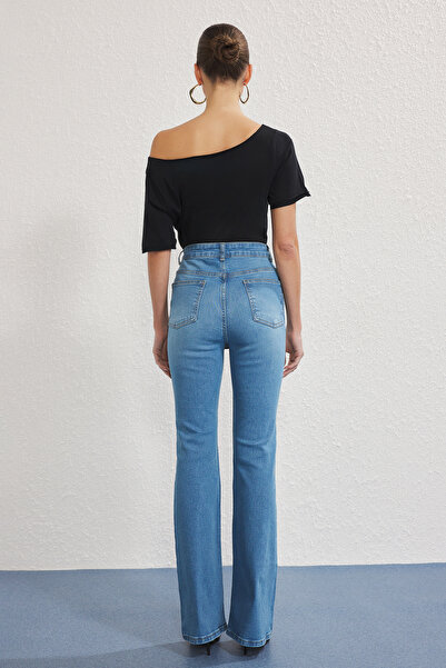 Trendyol Collection Světle modré pohodlné/pružné džíny s vysokým pasem TWOSS25JE00110