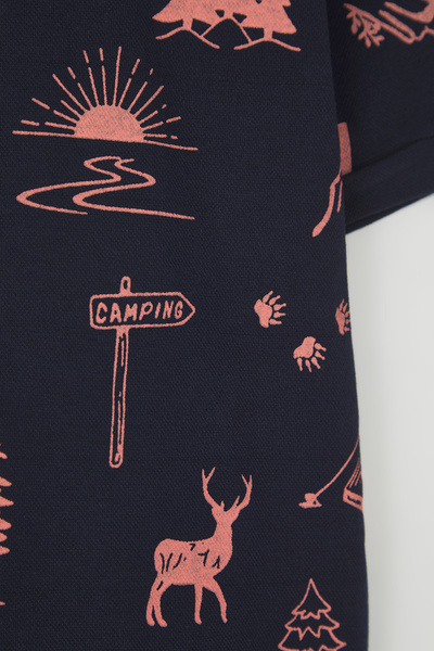 TRENDYOLKIDS Marineblaues Jungen-T-Shirt aus 100 % Baumwolle mit Waldmuster und Polokragen, kurzärmelig, gestrickt TKDSS25TS00083