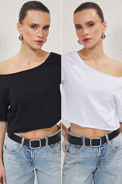 Trendyol Collection Schwarz-weißes 2-teiliges Set aus 100 % Baumwolle, asymmetrisches Crop-Strick-T-Shirt mit U-Boot-Ausschnitt TWOSS25TS00194