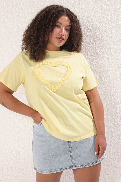 Trendyol Curve Žluté tričko Boyfriend Fit s detailním srdcem vpředu