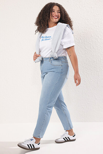 Trendyol Curve Hellblaue Jeans mit hoher Taille und bequemem Mom-Fit in Übergröße TBBSS25CJ00004