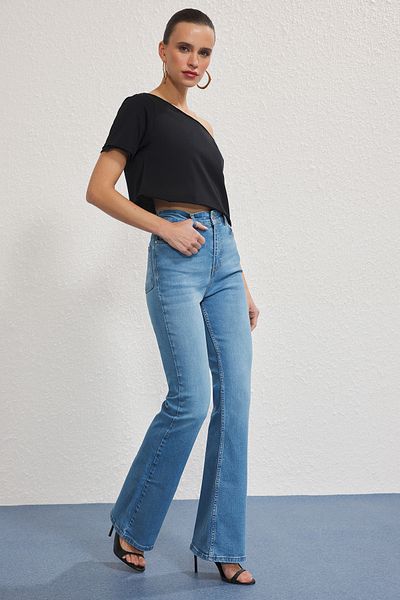 Trendyol Collection Hellblaue Schlagjeans mit hoher Taille TWOSS25JE00110