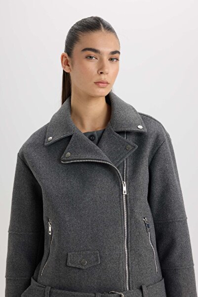 DeFacto Kurzer Kaschmirmantel mit Reißverschluss, Taschen und Gürtel – reguläre Passform B8830ax