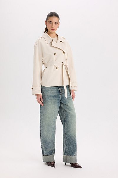 DeFacto Kurzer, saisonaler, wasserabweisender Trenchcoat – zweireihiges Revers mit Knopftaschen, Epauletten und Gürtel B9705AX25SP