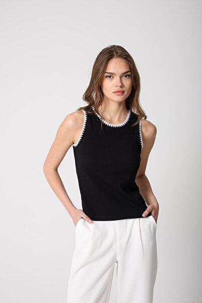 AMİDA Bluză neagră de damă cu decolteu cu șarmuire cu detaliu de broderie - 2512