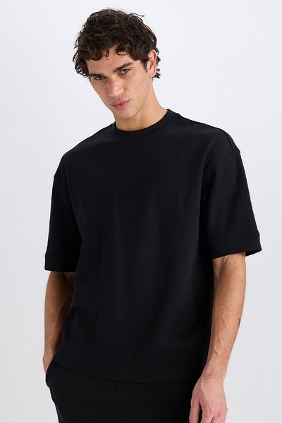 DeFacto Locker sitzendes, kurzärmliges Basic-T-Shirt aus schwerem Stoff mit Rundhalsausschnitt B4844ax25sp