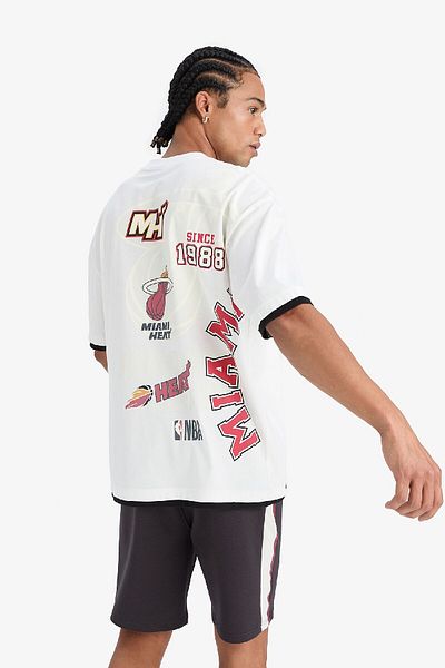 DeFacto NBA Miami Heat Oversize Μορφή Ποδηλατικής λαιμόκοψης, χωρίς κληρονομιά D9866AX25SP