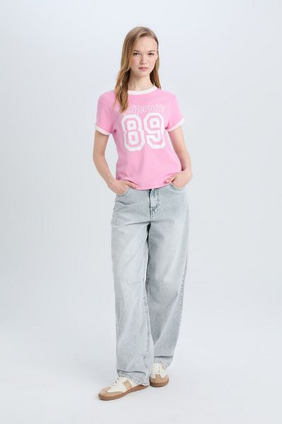 DeFacto Bedrucktes, geripptes T-Shirt mit Rundhalsausschnitt – kurze Ärmel, normale Passform E0675AX25SM
