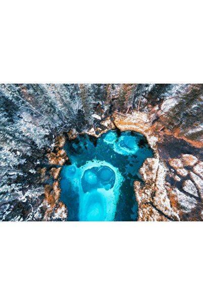 Zumzeria Tablou Canvas Vedere aeriană uluitoare a unui lac înghețat din pădur...