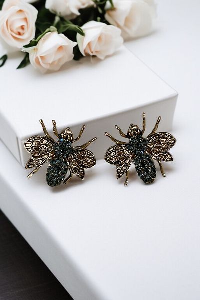 FAYRA ACCESSORIES أقراط على شكل نحلة من حجر الكريستال