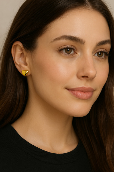 Momenti di Passione Altın Renk Minimal Kalp Tasarımlı Kadın Küpeler Zarif ve Modern Aksesuar