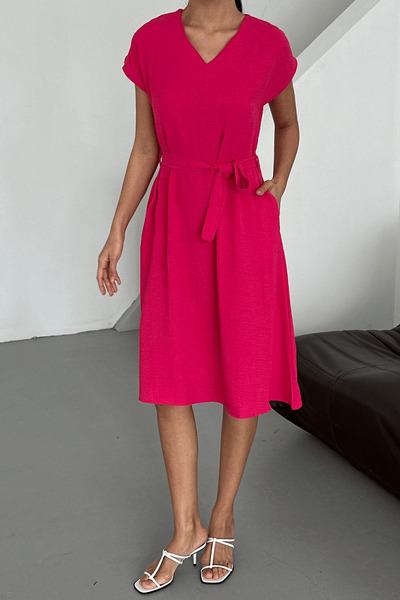 Paw Garage Γυναικείο φόρεμα Harber φούξια με λαιμόκοψη σε σχήμα V με ζώνη από ύφασμα Ayrobin, Νέα σεζόν Καλοκαίρι