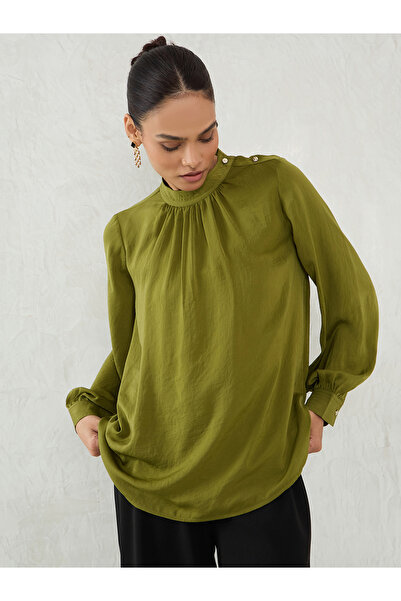 Femmella By Styli بلوزة من الساتان العادي مع أزرار على الكتف