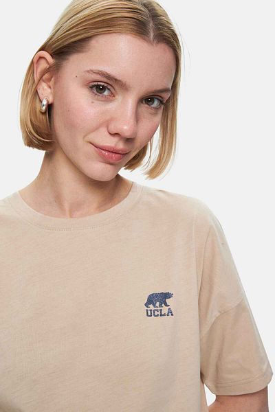 UCLA Tricou de damă Kenzie maro deschis cu decolteu rotund cu imprimeu argintiu