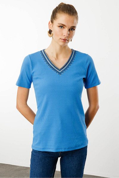 Desen Triko Tricou albastru de damă - bumbac brodat cu decolteu în V