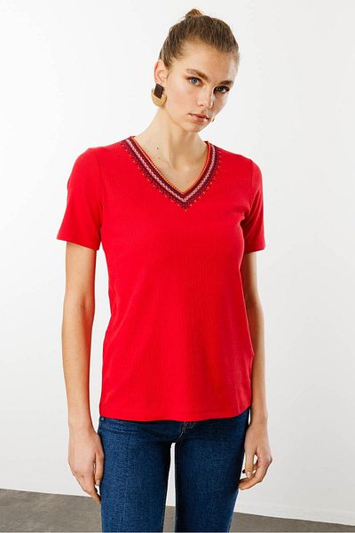Desen Triko Women's V-Neck Embroidered T-Shirt Red