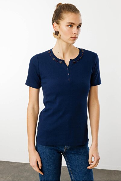 Desen Triko Жіноча футболка з відкритим коміром, прикрашена бісером, бавовна, темно-синя