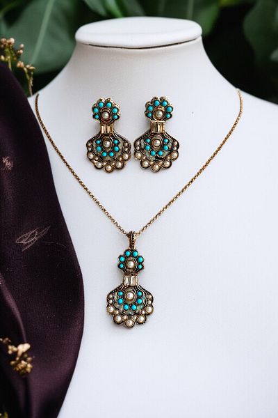 FAYRA ACCESSORIES مجموعة قلادة وأقراط سينسو