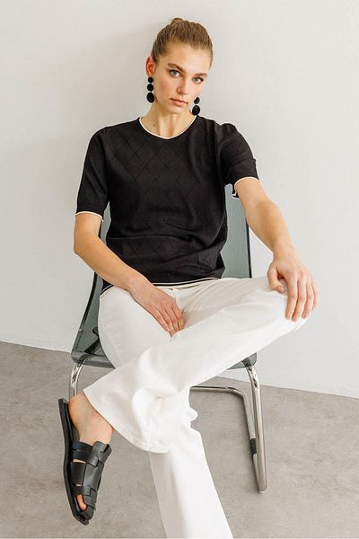 Desen Triko Tricou negru de damă cu decolteu în formă de diamante