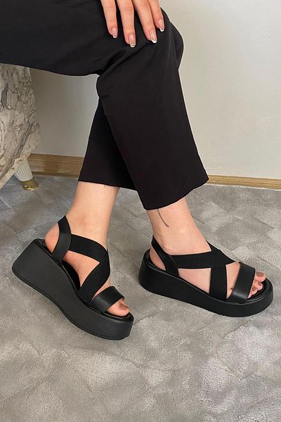 Preshley Sandale cu pană cu detaliu din cauciuc negru Mokka pentru femei