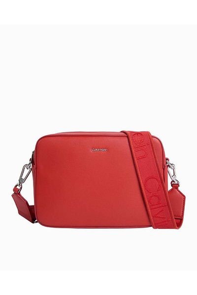 Calvin Klein حقيبة كروس بشعار صغير