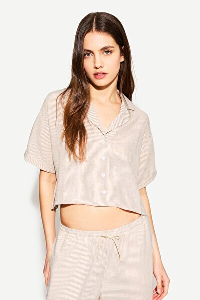Bershka Dokulu ve kısa kollu rustik gömlek