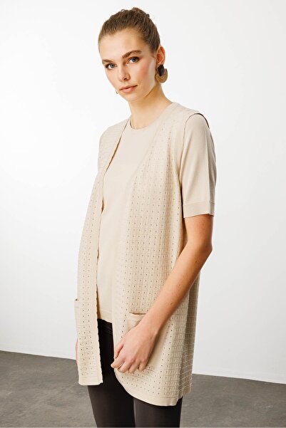 Desen Triko Жіночий бежевий довгий трикотажний жилет з квадратним візерунком