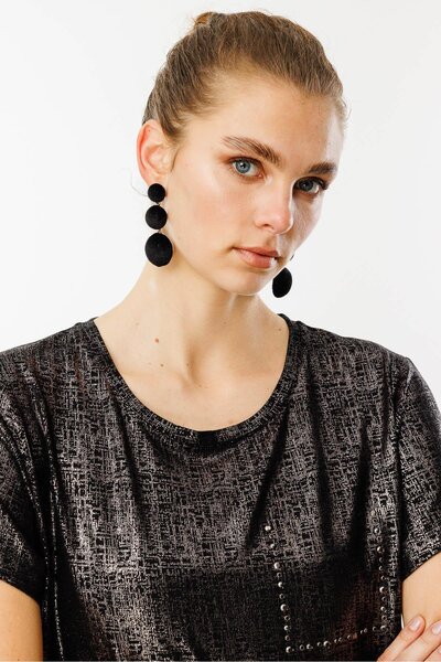 Desen Triko Γυναικείο μαύρο μπλουζάκι με λαιμόκοψη με χαμηλό μανίκι