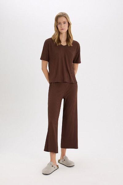 DeFacto Sleepwear Set to Fall in Love - Ribbed Camisole, Short Sleeve, Stretchy Waisted Capri Length Sleepwear Bottoms