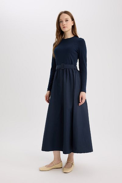 DeFacto Regular Fit Langarm-Maxikleid mit Rundhalsausschnitt und Fallschirm E5916AX25SP