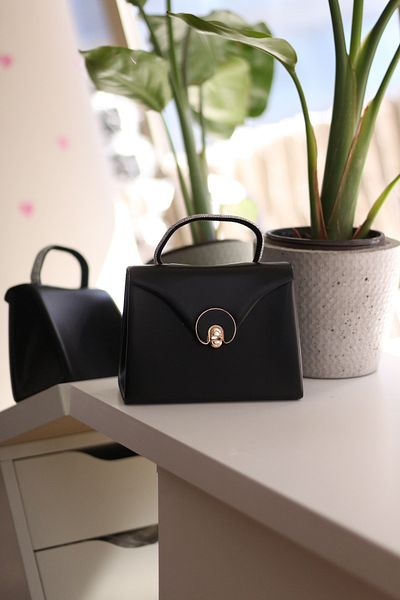 Moom Bag Дамска черна матова овална златна чанта с каменна дръжка