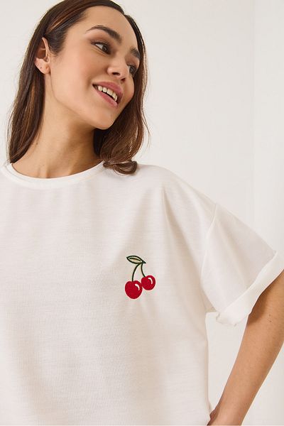 Bianco Lucci Γυναικείο μπλουζάκι με κέντημα Cherry με λαιμόκοψη oversize