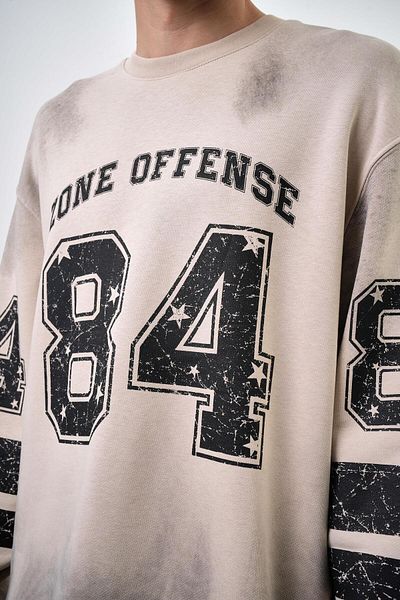 Respire Φούτερ Oversize σε μπεζ χρώμα - Λεπτομέρεια με ρίγες στο μανίκι, γραμμένο 84 Zone