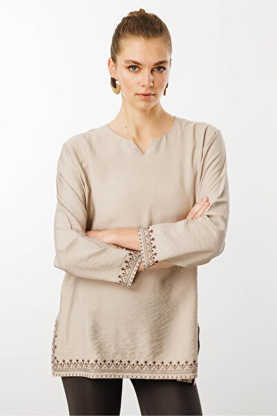 Desen Triko Μπεζ γυναικεία μπλούζα Naklishi με φούστα και σχισμή