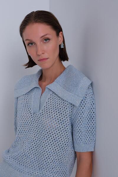 JOIN US Μπλε μπλούζα με λαιμόκοψη με λεπτομέρεια από σμάλτο