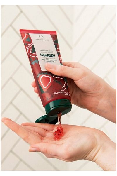 THE BODY SHOP Gel exfoliant pentru corp, Strawberry, 200 ml