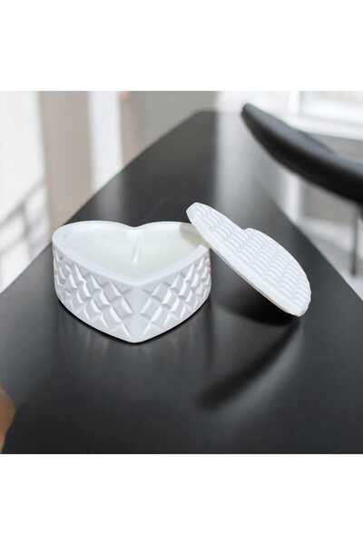 WAFFLE DESENLİ BEYAZ KALP SOYA MUMU GALLERY ND CANDLE BETON MUMLUKTA